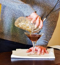 Strain into the chilled martini glass and garnish with a slice of orange peel. 05_Step-5