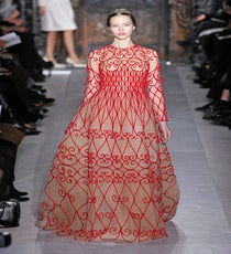 Cate Blanchett knows how to push the envelope in haute couture, and this Valentino number is just fashion-forward enough to make industry folk swoon. val_HCss13_002