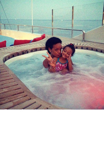 rihanna_vacation1