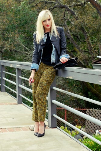 how to wear printed pants