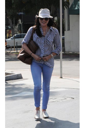 Celebrities-Wearing-Bleecker-Weekend-Tote-11