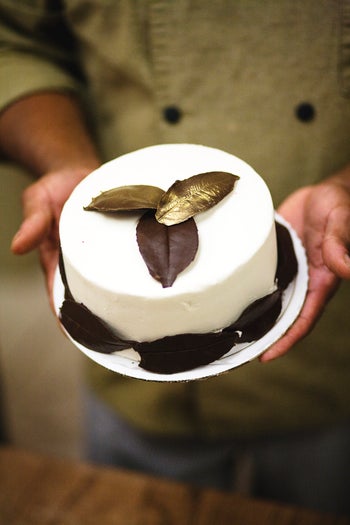 hot to decorate a cake