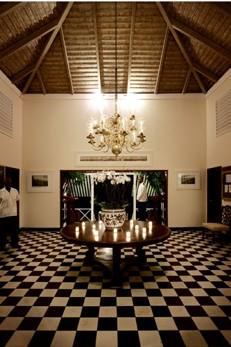 sized-downloads_images_A - Property Overview_Round Hill Lobby (1)