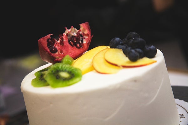hot to decorate a cake