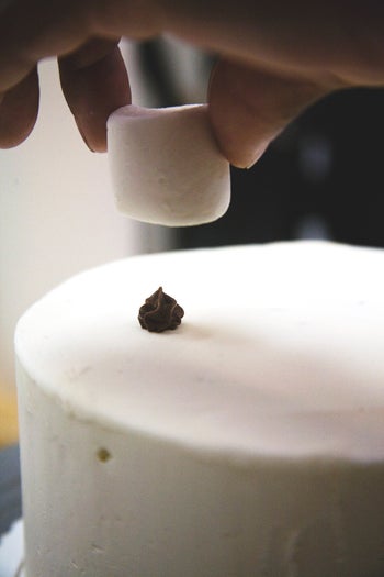 hot to decorate a cake