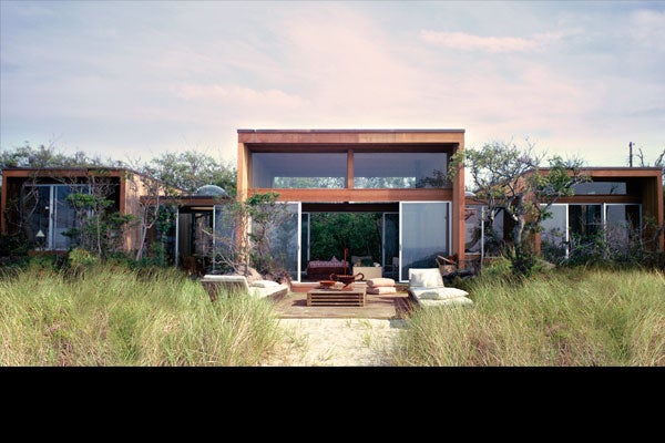 CRAWFORD HOUSE, EXTERIOR FACING GREAT SOUTH BAY. COURTESY OF FIRE ISLAND MODERNIST: HORACE GIFFORD AND THE ARCHITECTURE OF SEDUCTION.